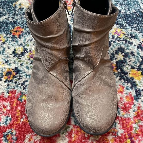 Clarks Brown Leather Ankle Boots Women’s Zip Low Heel Booties - Picture 5 of 5